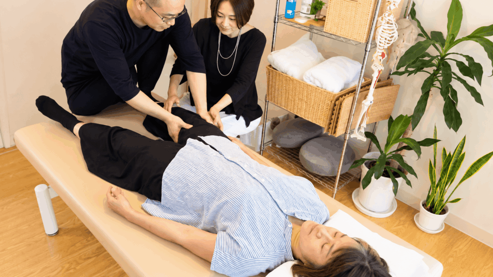 少人数で学ぶ、リンパ施術の実技レッスン